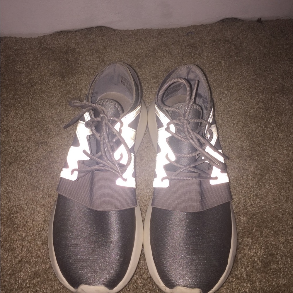 grey tennis shoes